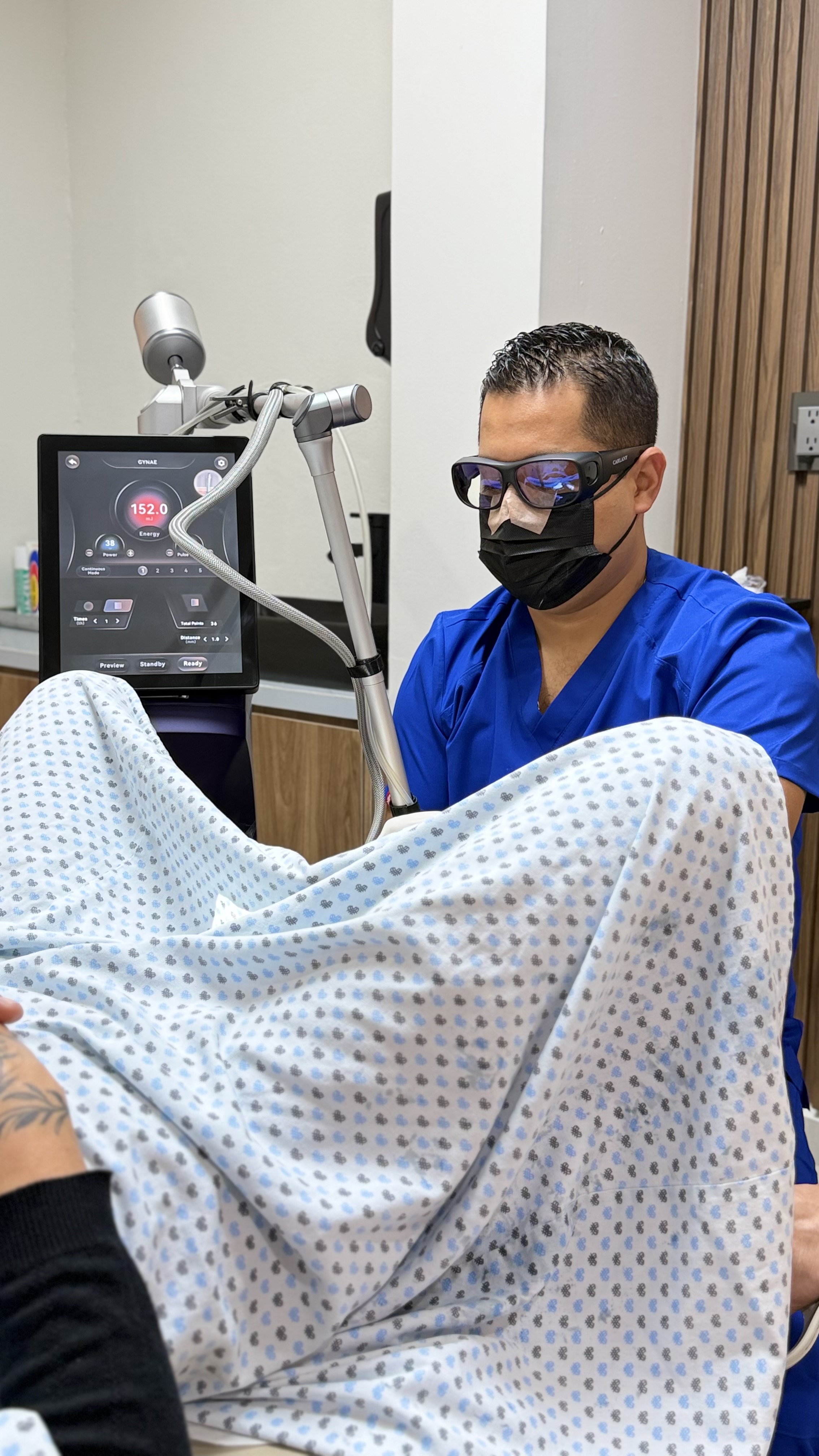 Dr. Sergio Ramírez en cirugía