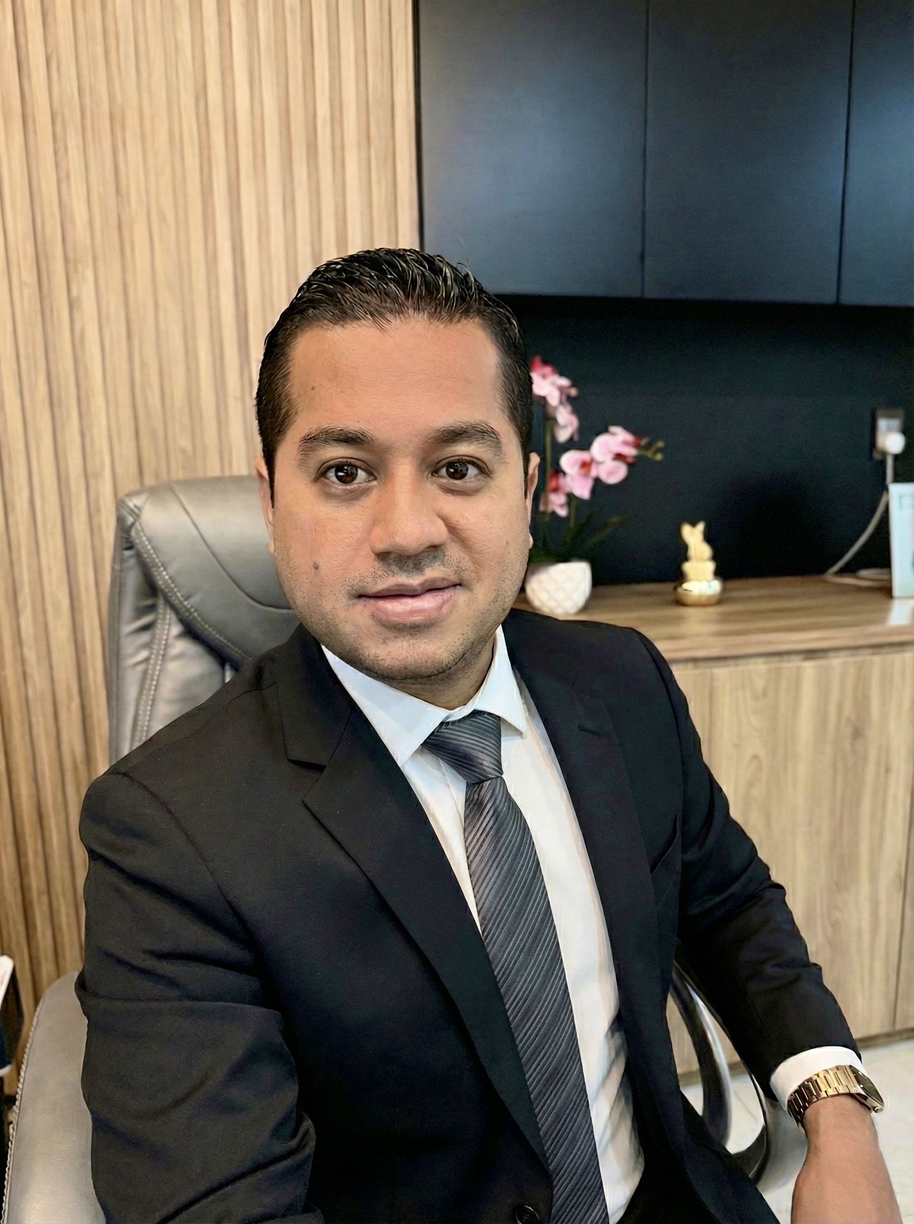 Dr. Sergio Ramírez en su consultorio